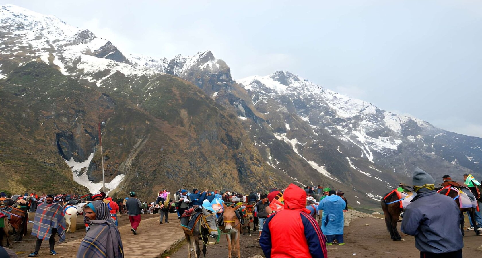 Amarnath Yatra Helicopter Booking from Srinagar: Amarnath Yatra helicopter at the Baltal and Pahalgam helipads